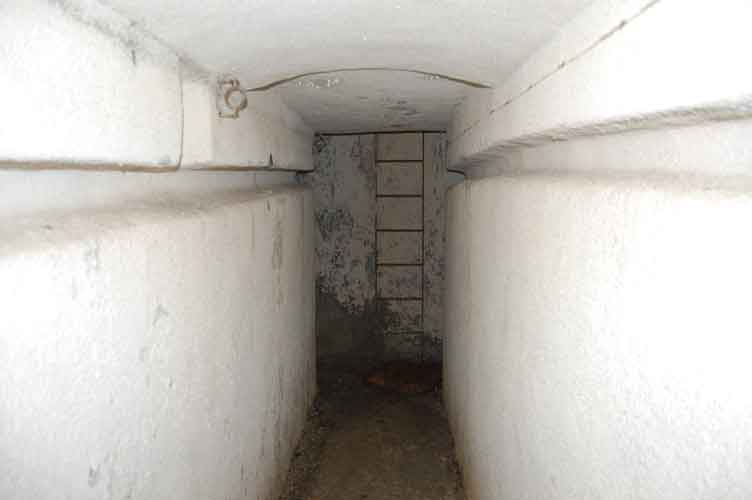 Sopra la scanalatura a sx le staffe di sostegno dei tubi della ventilazione e a dx sempre sopra la scanalatura la traccia del pasaggio dei fili elettrici.Anche in questo caso le scanalature sono vuote