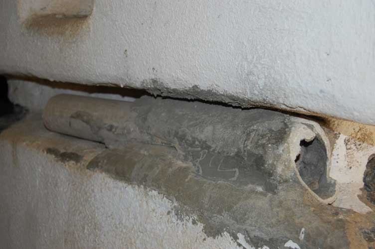 IX Settore Moncenisio-Tubazione in eternit dello scarico del motore a scoppio fissato con cemento nella scanalatura laterale