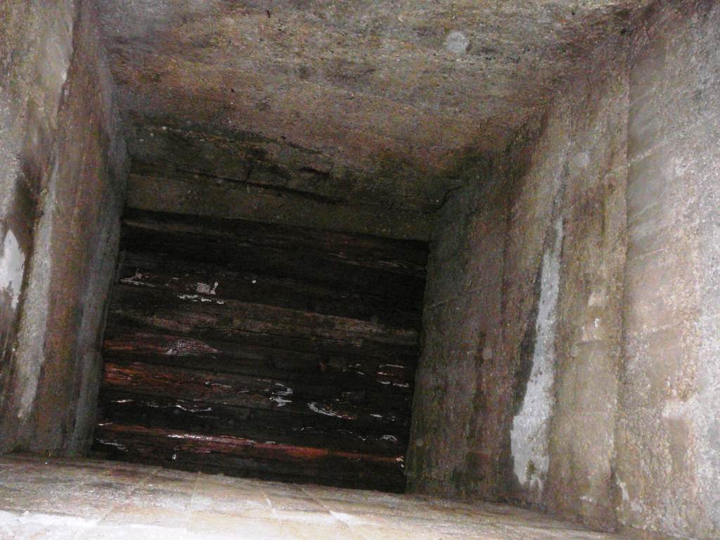 Al suo interno un grande camino che porta su in cima, ma al cui interno non e' stato costruito niente. Forse era previsto un osservatorio?