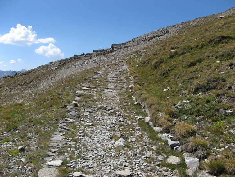 Il fondo stradale si distingue ancora perfettamente