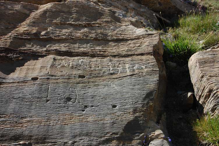 Le due scritte sulla parte superiore dell'accesso ci consentono di far risalire la sua esecuzione al 1910