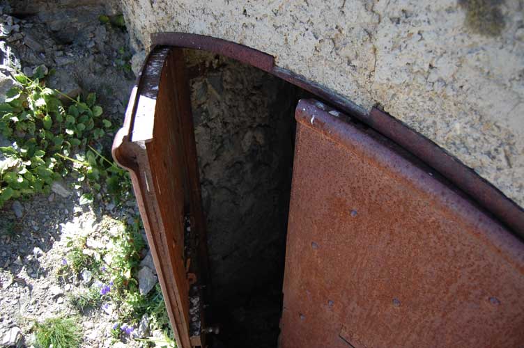 Una frana ha ormai sepolto quasi completamente e bloccato le due ante della porta.Fortunatamente una è rimasta in posizione semiaperta :lo spazio veramente esiguo non ci consente di entrare ma uno sguardo all'interno possiamo darlo