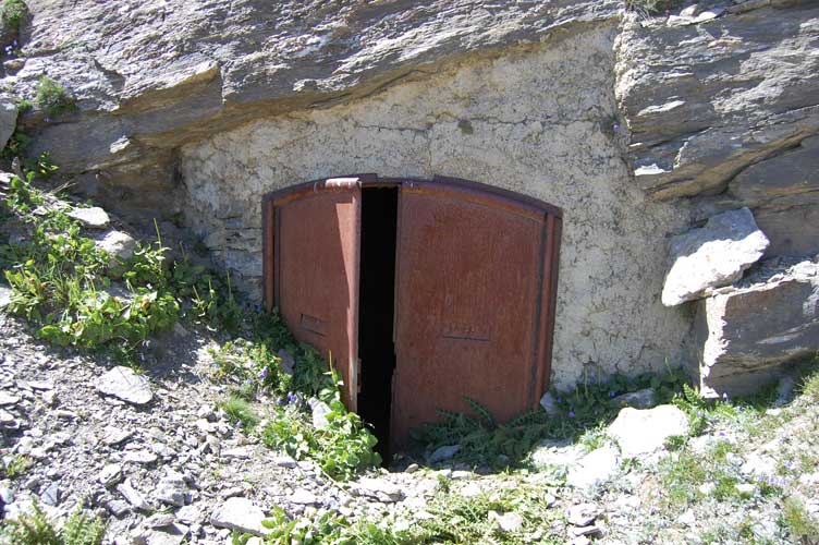 Una porta blindata a due ante che chiude un locale incavernato e rivestito