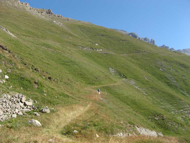 Con lunghi traversi e numerosi tornanti la strada continua a salire verso la batteria