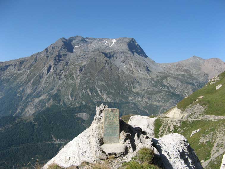 Il cippo che ricorda il sacrificio del finanziere Zublema Giovanni.Sullo sfondo il massiccio Bard-Giusalet