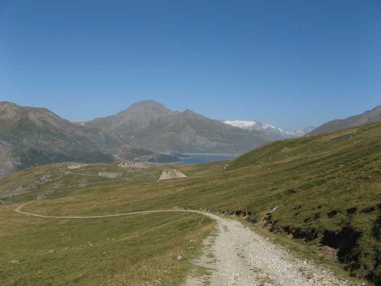 Proseguiamo nella salita.Alle nostre spalle il lago del Moncenisio e i ruderi della Batteria La Court