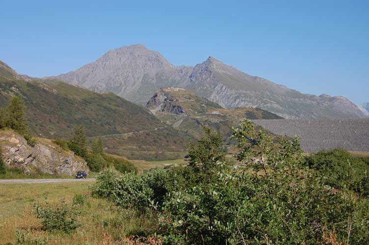 Abbiamo parcheggiato l'auto e ci incamminiamo verso il Ricovero del Passo delle Finestre.Visibili sullo sfondo la diga dell'EDF,il Forte Varisello e cima Clairy