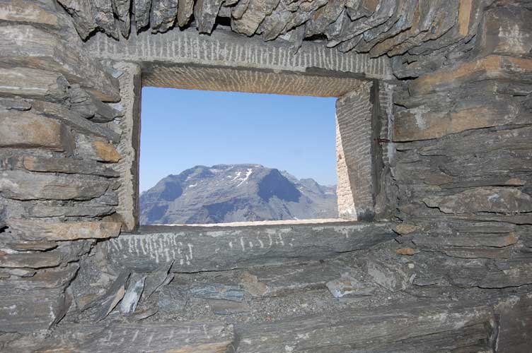 Vista dall'interno,sullo sfondo il massiccio Bard-Giusalet