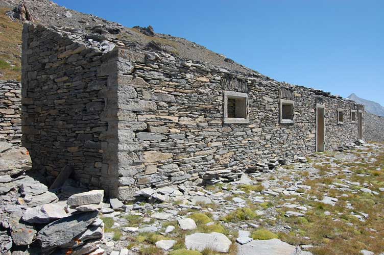 La facciata principale del Ricovero vista da NW,sullo sfondo la cima del Rocciamelone