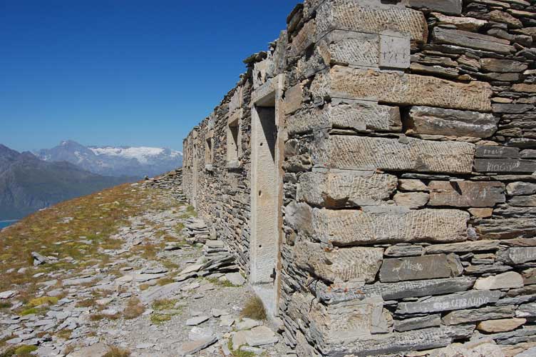 La facciata W del ricovero con finestre e porte di accesso