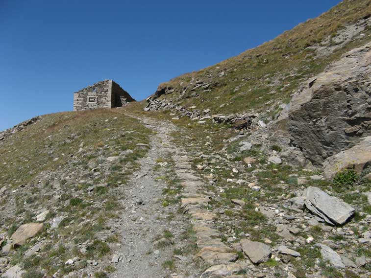 Nonostante la quota e il tempo passato si nota ancora il tracciato stradale