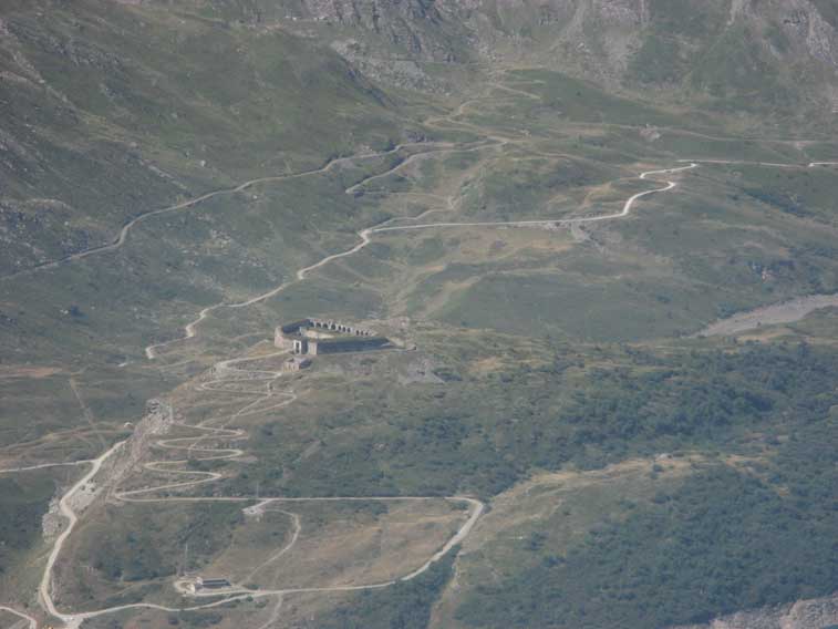Sempre dalla Postazione uno sguardo sul Forte Varisello,possiamo notare il notevole sviluppo di strade militari in zona.