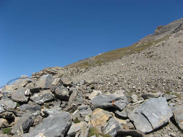 Dalla Postazione guardando verso N iniziamo ad intravedere il Ricovero su Monte Lamet
