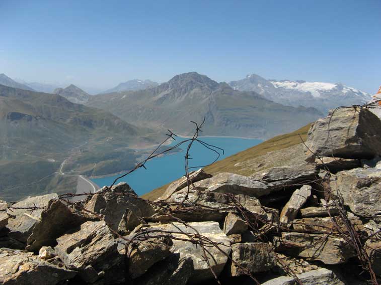 Vista dalla Postazione.Sullo sfondo il lago,cima Clairy e i ghiacciai della Vanoise