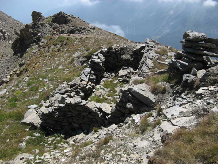 Resti di un   fabbricato in pietra all'estremità S