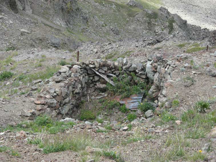 Postazione scoperta in pietre a secco sotto la cima