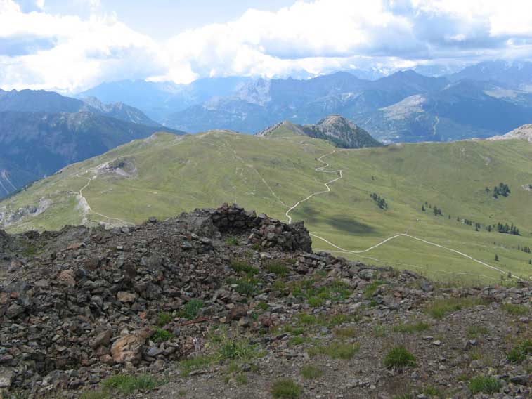 Postazione scoperta in pietre a secco sotto la cima