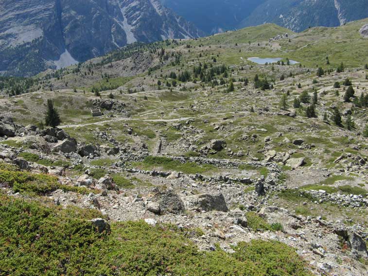 Abbiamo raggiunto i resti dei baraccamenti realizzati intorno al 1875