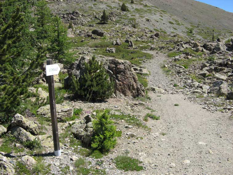 Siamo al termine della discesa,a dx si va verso il lago dei 7 Colori e diritti allo Chenaillet nostra meta odierna