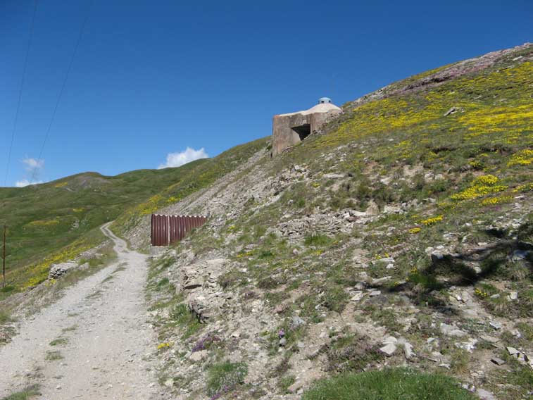 Ci lasciamo l'opera Maginot Gondran E alle spalle continuiamo a scendere