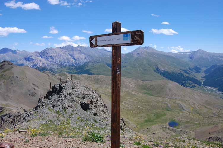 La cima dello Chenaillet con l'indicazione del sentiero verso il Colletto verde