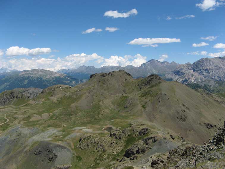 Di fronte a noi l'Italia e il monte Gimont.Sulla sua cresta passava,e passa tutt'ora il confine Italo-Francese.Ora iniziamo il giro dei vari ordini di reticolati presenti intorno alla cima e sulle pendici dello Chenaillet