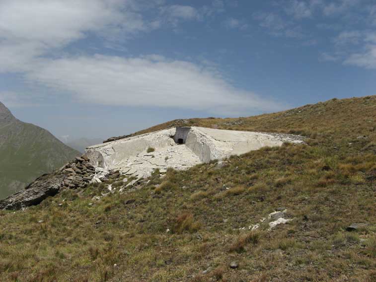 La casamatta marchiata F.M.A. Vanzetti del Centro di Fuoco 12 con campo di tiro verso il Colle del Piccolo Moncenisio