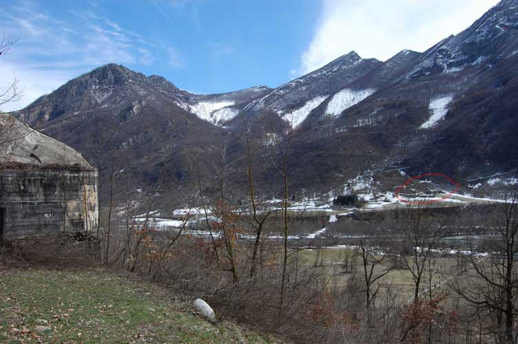 A sx l'estremità W del blocco inferiore,a dx la Valle Stura e cerchiati in rosso il blocco S e l'osservatorio dell'Opera 6