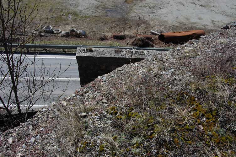 Superamo lasciando in basso la SS per il Colle della Maddalena e il blocco che ospita il pezzo da 75 dell'Opera 5.Notare il pezzo di muro utilizzato per la mascheratura