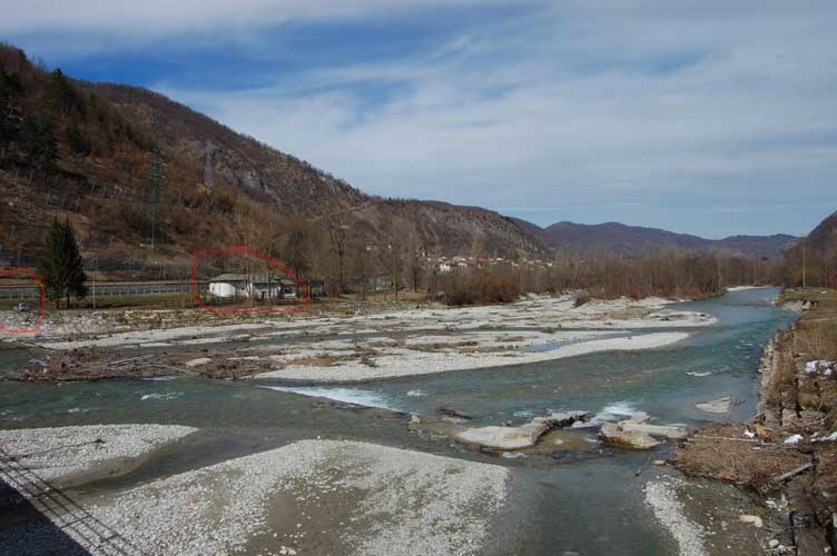 Il torrente Stura di Demonte in direzione di Cuneo visto dal ponte di San Membotto.Nel primo cerchio a sx la vettura dello scrivente e in quello a dx la chiesetta si San Membotto