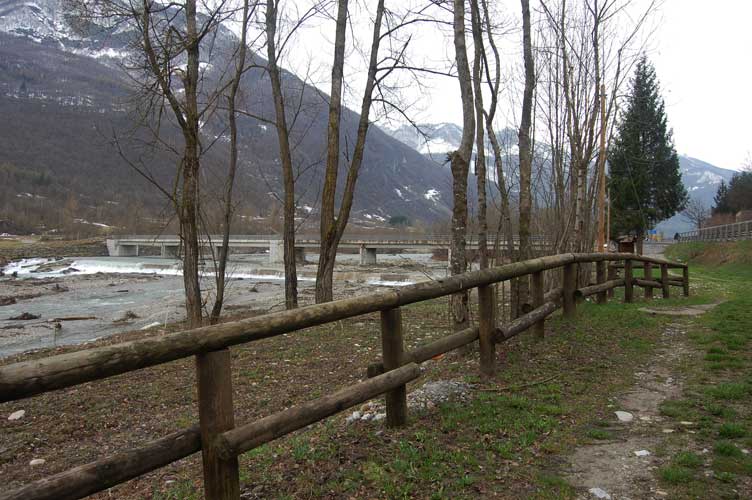 Il pontec sul torrente Stura di Demonte visto dai pressi della chiesetta di San Membotto.Per tutte le escursioni in zona conviene parcheggiare l'auto nella zona del pino visibile a sx.Vedi foto successiva