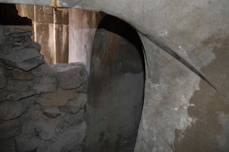 La piccola breccia aperta nella parte murata dell'ingresso S vista dall'interno
