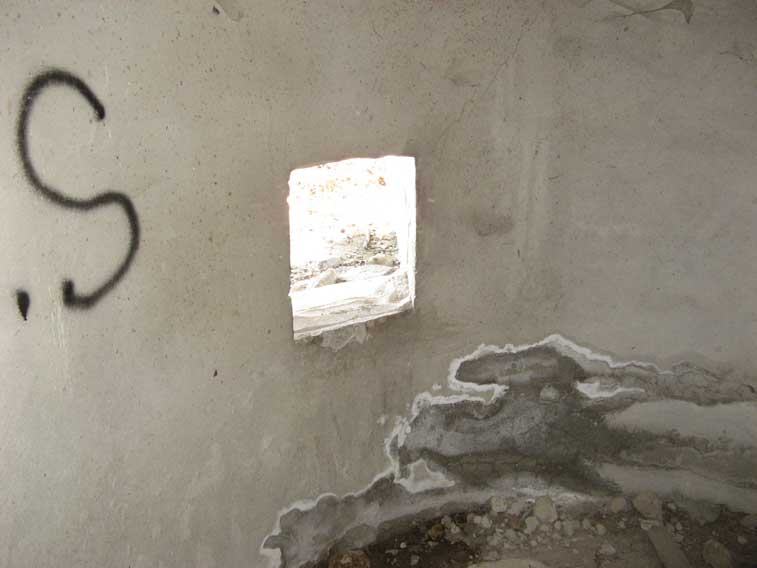 La casamatta del pezzo anticarro con l'apertura della cannoniera