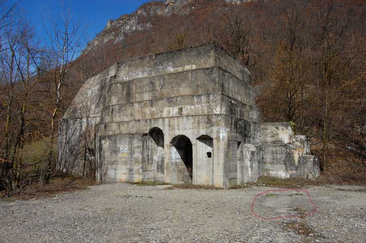 Cerchiato in rosso lo sbocco della seconda scala sulla spianata.NON CALPESTARE
