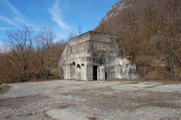 Cerc hiato in rosso lo sbocco della prima scala sulla spianata.NON CALPESTARE