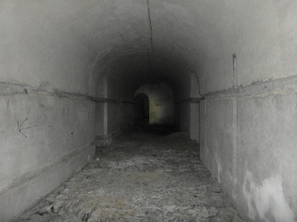 Dettaglio di una camerata, con il suolo pronto da coprire
