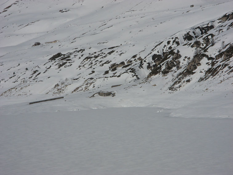 3 Marzo 2013 Moncenisio-Il malloppo del Centro 19 ancora semisepolto dalla neve visto dalla sommità della diga