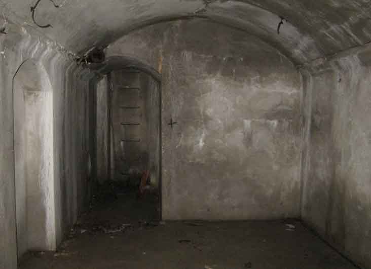 Il lato S del ricovero con il vano e la scala a pioli verso il piano superiore