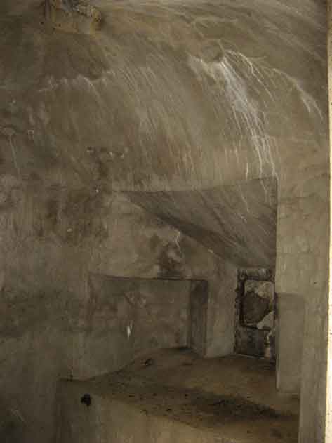 La casamatta per mitragliatrice con la feritoia murata