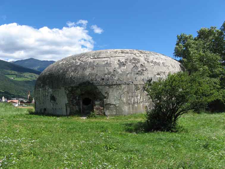 Vista frontale.A sx il paese di Malles-Venosta