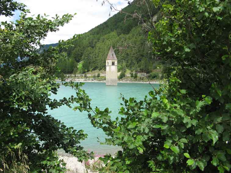 Il campanile del vecchio paese di Curon-Venosta emerge dalle acque del lago