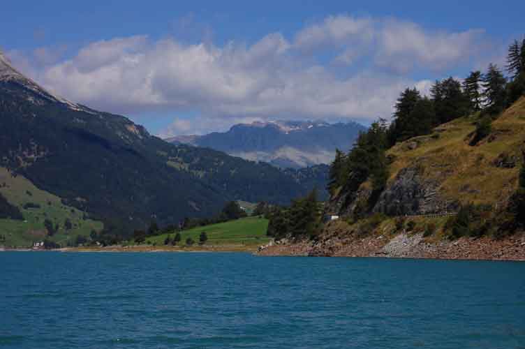 La sponda N del lago di Resia,guardando verso il Passo omonimo