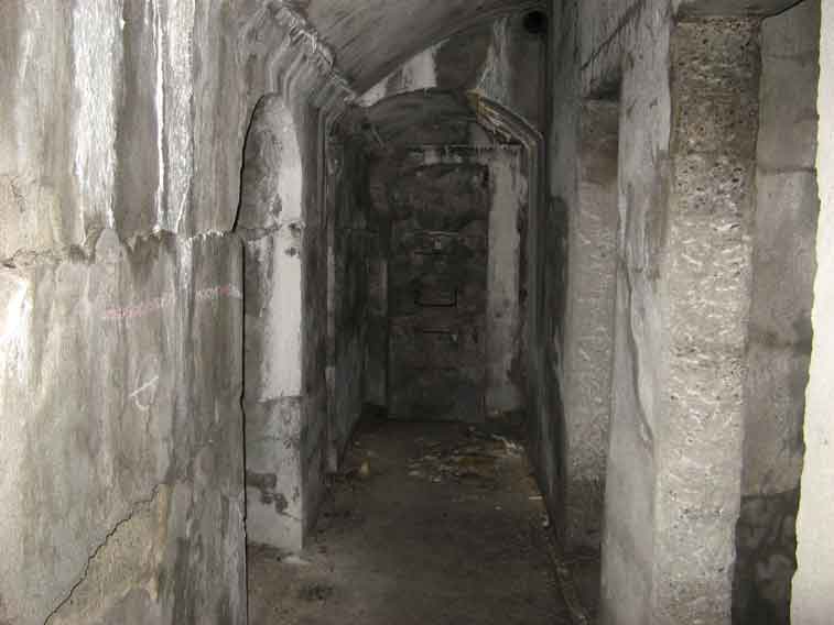 Siamo al livello superiore,alla fine del corridoio la scala che scende al ricovero