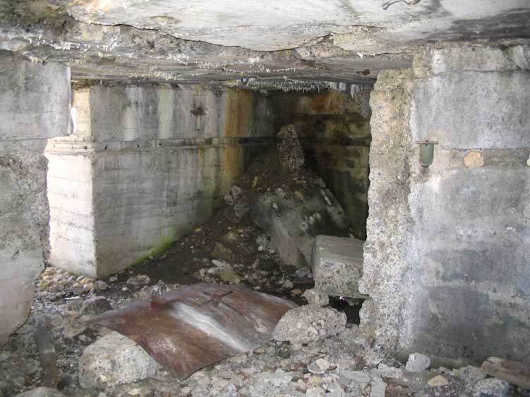 Il vano della latrina.A dx il vano della riservetta munizioni