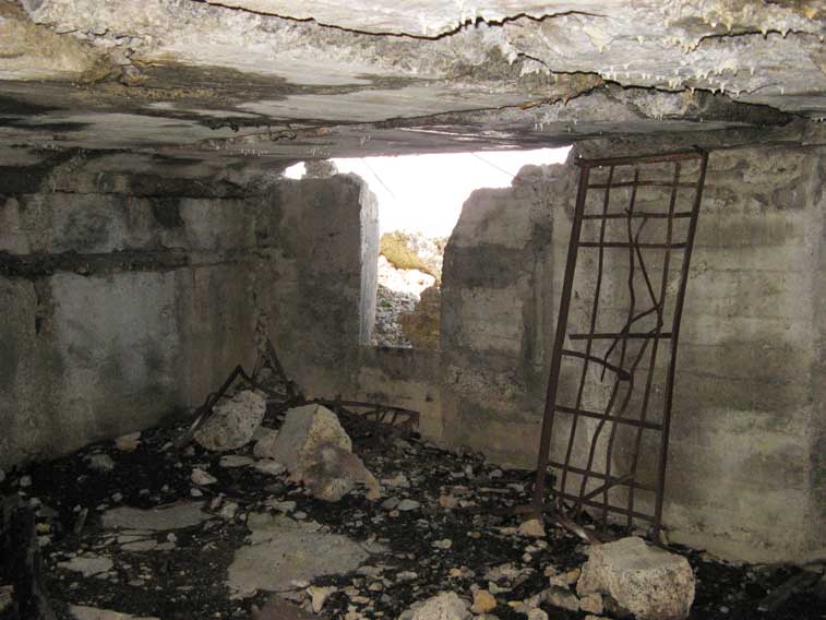 L'interno della casamatta dell'obice e l'apertura della cannoniera