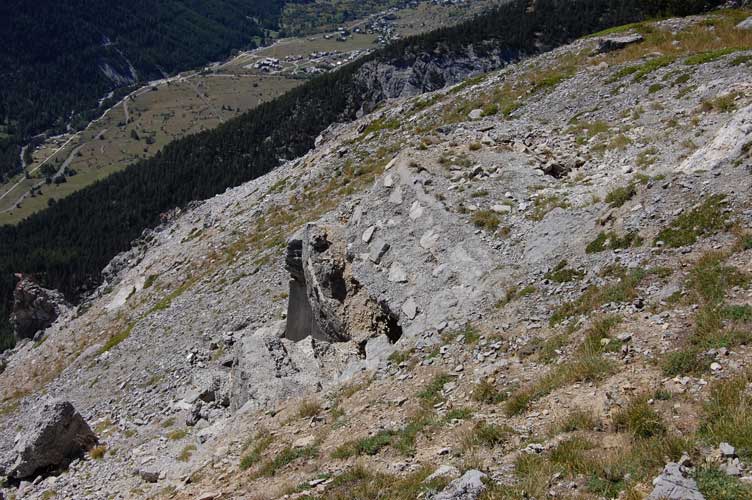 Il malloppo della mitragliatrice visto dall'alto.Sullo sfondo la valle della Clarèe e l'abitato di Nevache