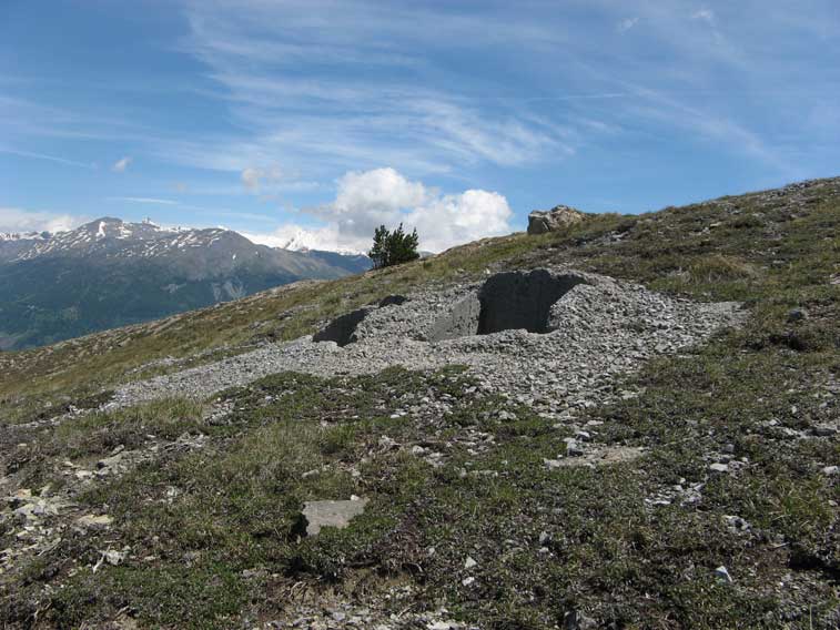 I pozzi delle prese d'aria sono privi di ogni protezione.PRESTARE ATTENZIONE!!!