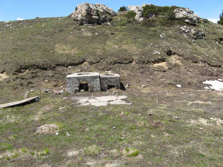 Vista frontale della modesta cucina campale