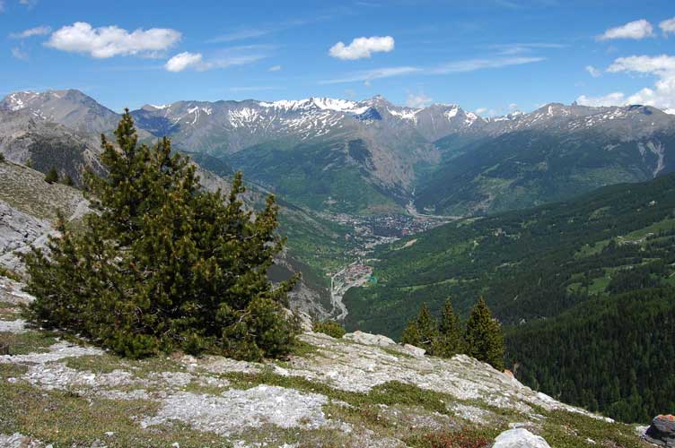 .......mentre alle spalle possiamo notare gli abitati di Melezet e Bardonecchia.Sullo sfondo la valle di Rochemolles