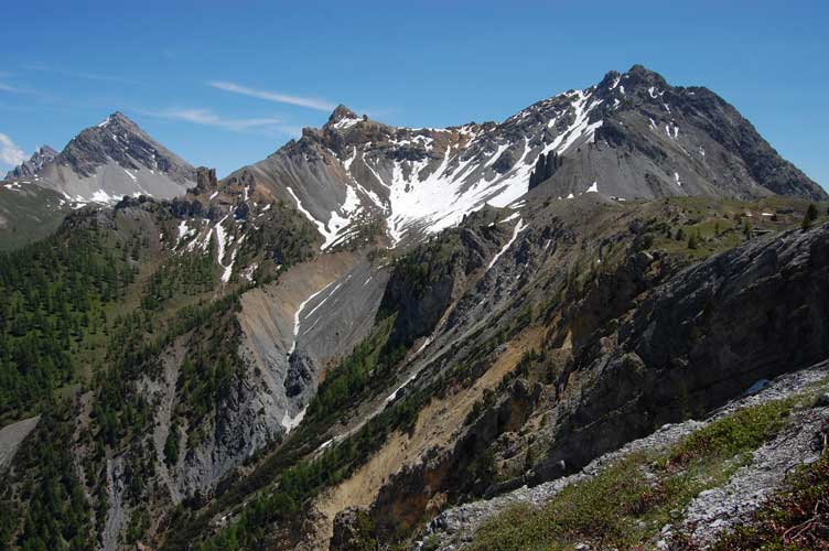 Di fronte a noi il panorama che abbiamo giungendo in zona è veramente grandioso:Visibili da sx Punta Charrà,Tour Jaune de Barabbas,Guglia del Mezzodì,Cima della Sueur e in basso la Comba della Gorgia.......